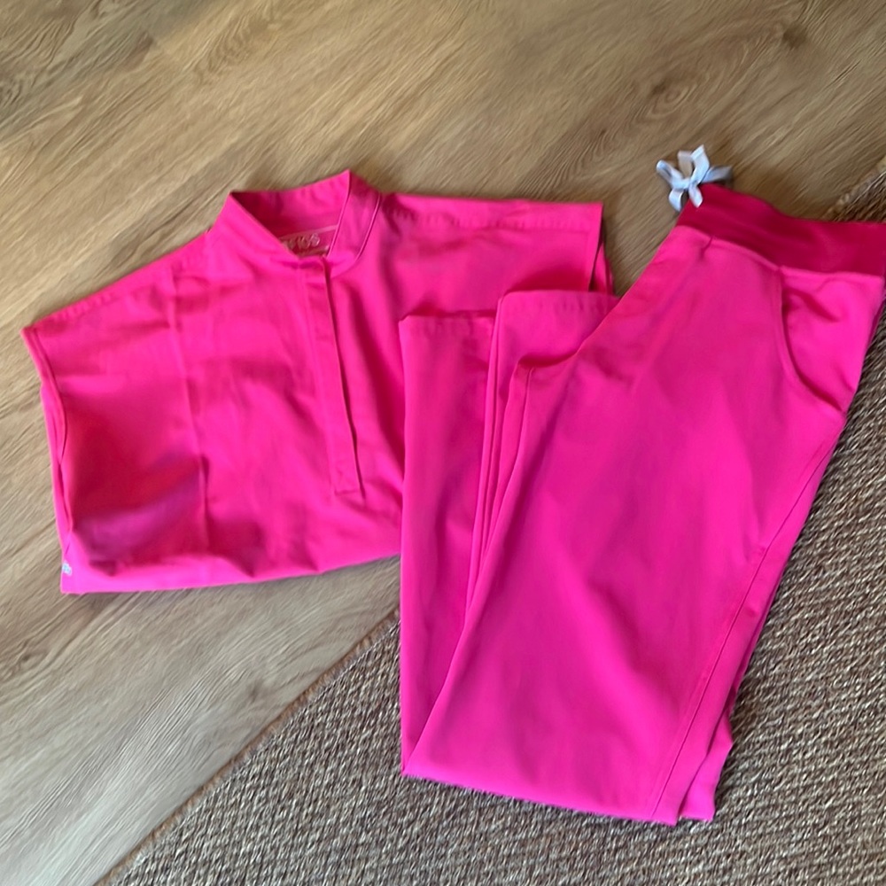 Figs shocking pink XS rafaela top and ST Kades